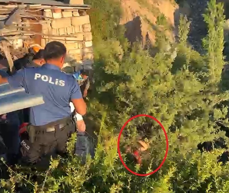 Nevşehir'de psikolojik sorunları olan şahıs dere yatağına düşerek ağaçta asılı kaldı