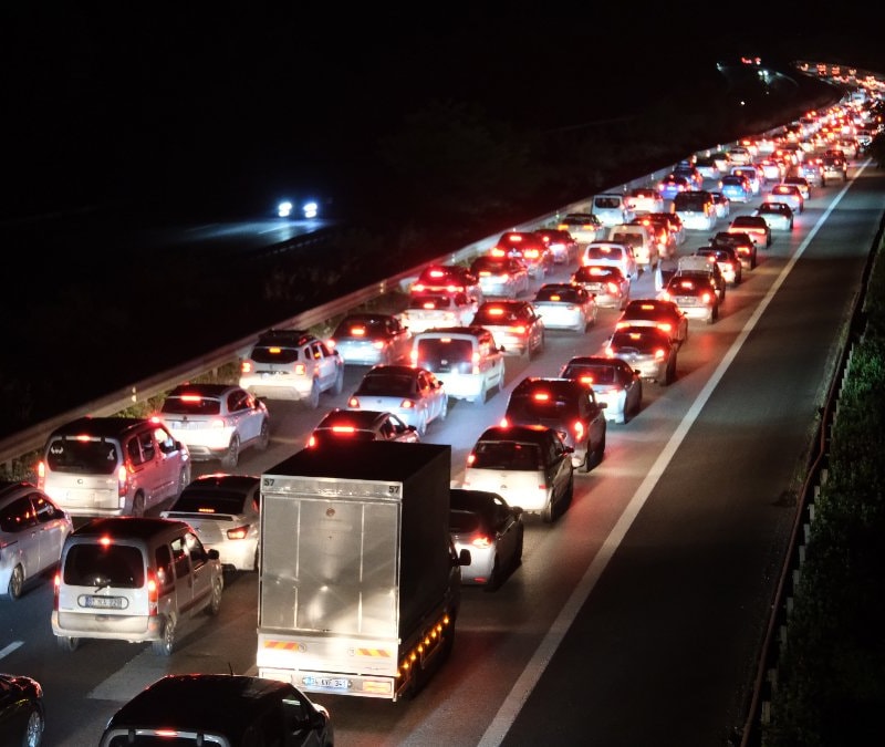 Bayram dönüşü yollar kilitlendi: Trafik yoğunluğu oluştu