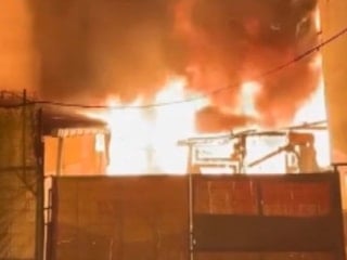 İstanbul'da depoda çıkan yangın, bitişikteki 3 binaya sıçradı