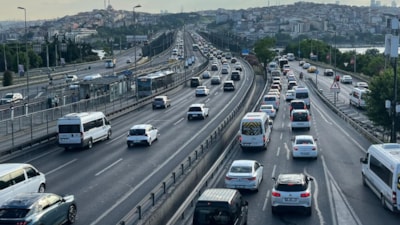 Bayram dönüşü İstanbul trafiği kilitlendi