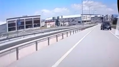 Bursa'da trafikte tehlikeli geri manevra kamerada