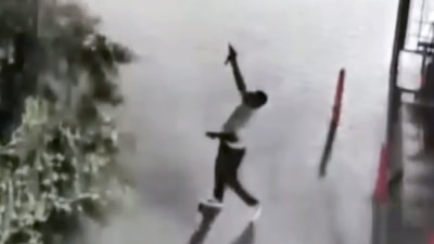 Adana'da komşusuyla tartıştı, bahçeye inip silahla ateş açtı