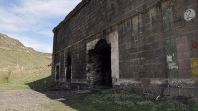 Kars'ta tarihi tabyalar yok oluyor: Hayvan barınağına dönüştü
