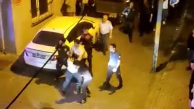 Kağıthane'de uyuşturucu baskını yapılan evdeki şüpheliyi kaçırmaya çalıştılar