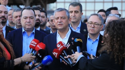 Özgür Özel'in TBMM mesaisi: Kurultay için imza toplamaya başlıyor