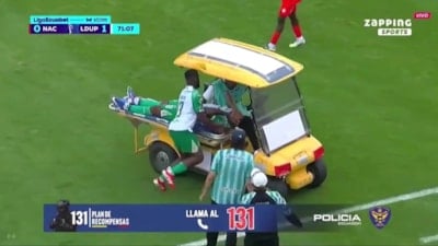 Garipliğin böylesi: Sakatlanan oyuncuyu taşıyan ambulans başka bir futbolcuya çarptı!