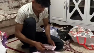 Bir besici kurban satışlarından elde ettiği parayı saydı