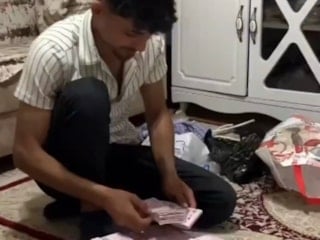 Bir besici kurban satışlarından elde ettiği parayı saydı