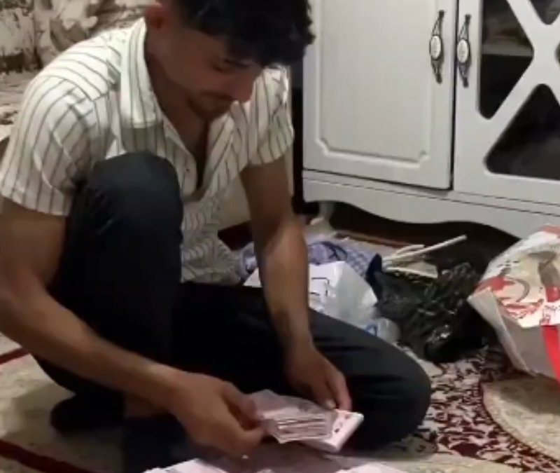 Bir besici kurban satışlarından elde ettiği parayı saydı