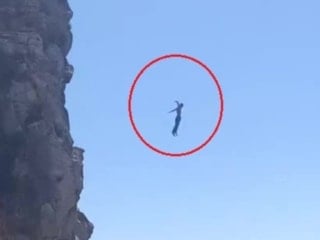 Antalya'da 40 metrelik falezlerden ölümcül atlayış