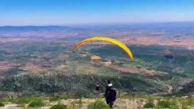 Cudi Dağı'nda adrenalin yolculuğu: Paraşütçüler zirveden süzüldü