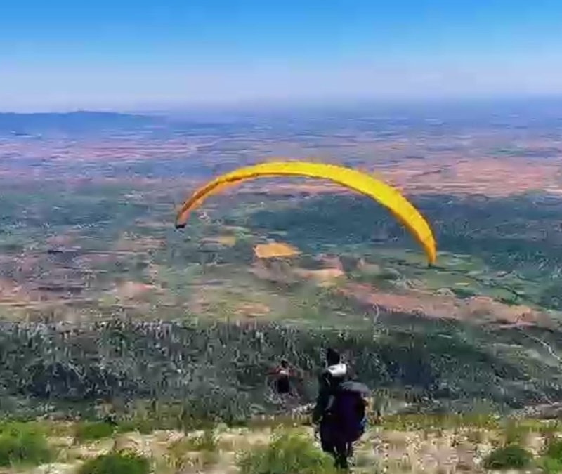 Cudi Dağı'nda adrenalin yolculuğu: Paraşütçüler zirveden süzüldü