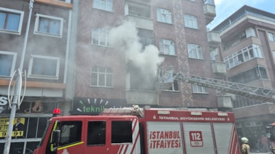 Sultangazi'de şarjda unutulan telefondan yangın çıktı