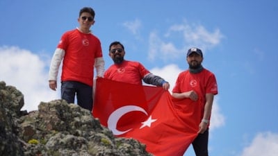 A Milli Futbol Takımı'na destek için zirvedeki göle yürüdüler