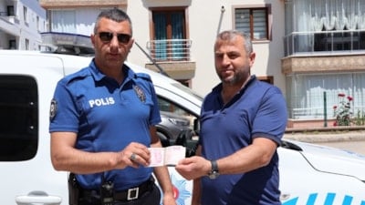 Amasya'da yolda bulduğu parayı teslim etti