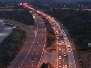 Bayram tatilinin sona ermesine rağmen Düzce geçişinde trafik yoğunluğu devam etti
