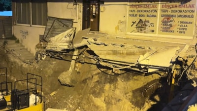 İstanbul Avcılar'da merdiveni çöken bina tahliye edildi
