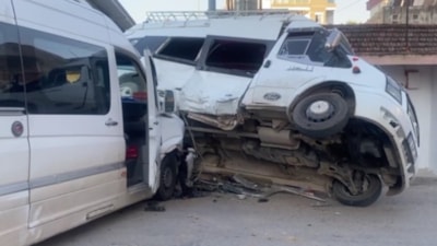 Antalya'da tarım işçilerini taşıyan minibüsler çarpıştı: 5 yaralı