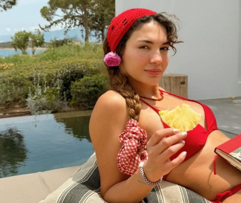 Ebru Şahin eşi Cedi Osman'la tatile çıktı! Kırmızı bikinisiyle verdiği pozlar beğeni topladı