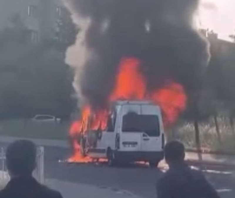 Diyarbakır'da seyir halindeki minibüste yangın