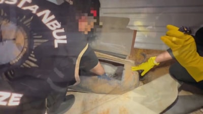 İstanbul'da toprağa gömülü 20 tabanca buldu