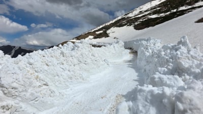 Artvin’de ekiplerin 6 metrelik karla mücadelesi