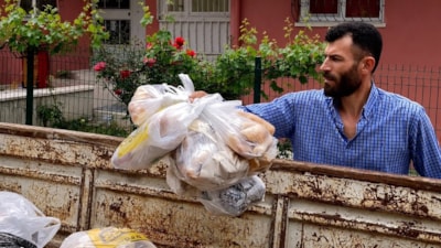 Ankara'da çöpten topladığı tonlarca ekmeği Çorum'da hayvanlara ulaştırıyor