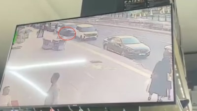 Diyarbakır'da yolda gördüğü bilekliği alıp uzaklaştı