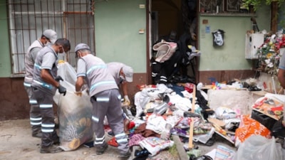 Denizli'de 2 çöp evden 43 kamyon atık çıkarıldı