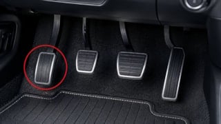 Yeni nesil ilk kez görüyor: Arabalardaki 4. pedal bakın ne işe yarıyormuş