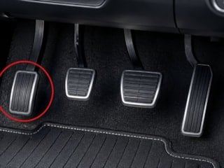 Yeni nesil ilk kez görüyor: Arabalardaki 4. pedal bakın ne işe yarıyormuş