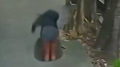 Brezilya'da bir kadın yolda yürürken lağım kanalına düştü