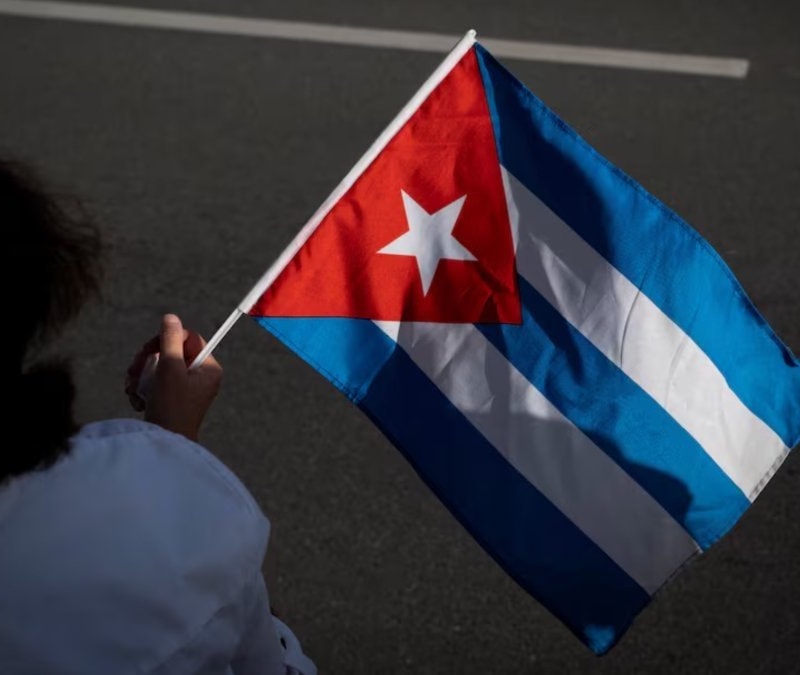 Havana'da karanlığa tencereli tepki: Kübalılar elektrik kesintilerini protesto etti