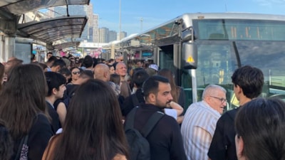 Metrobüs arızası vatandaşları isyan ettirdi