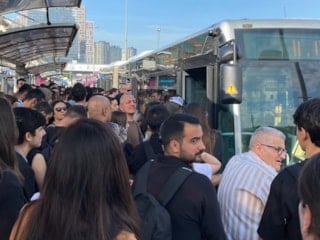 Metrobüs arızası vatandaşları isyan ettirdi