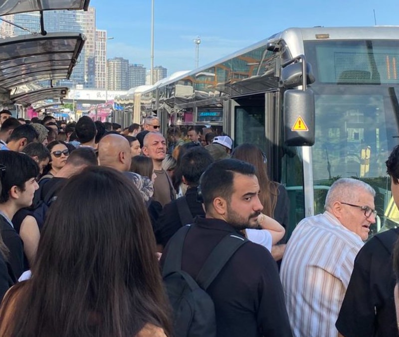 Metrobüs arızası vatandaşları isyan ettirdi