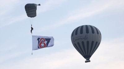 Kapadokya semalarında nefes kesen gösteri: JÖAK timi sıcak hava balonundan atladı