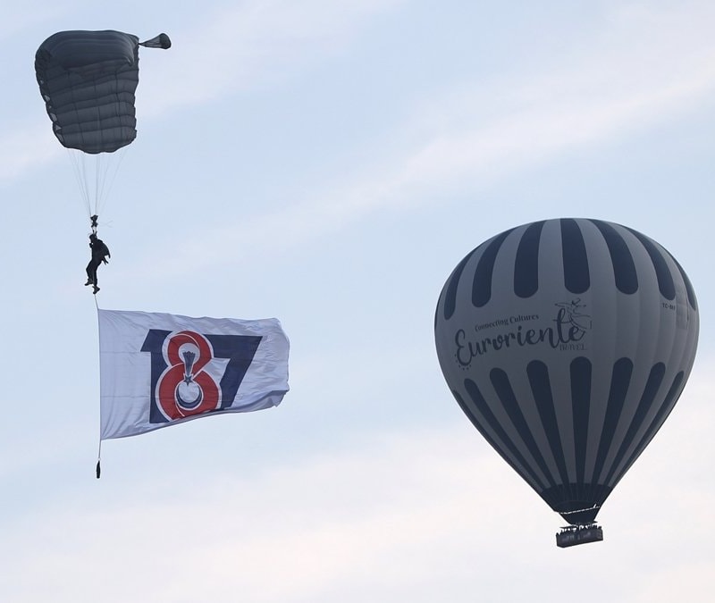 Kapadokya semalarında nefes kesen gösteri: JÖAK timi sıcak hava balonundan atladı