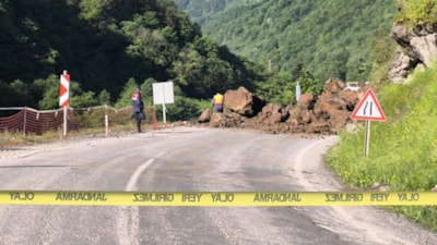 Trabzon-Bayburt kara yolu heyelan sonrası ulaşıma kapatıldı
