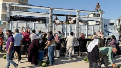 Mersin'de 2 kamyon karpuz ücretsiz dağıtıldı