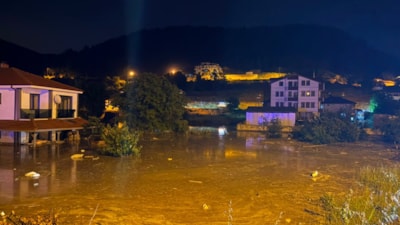 Sakarya’da etkili olan sağanak yağışta dere taştı