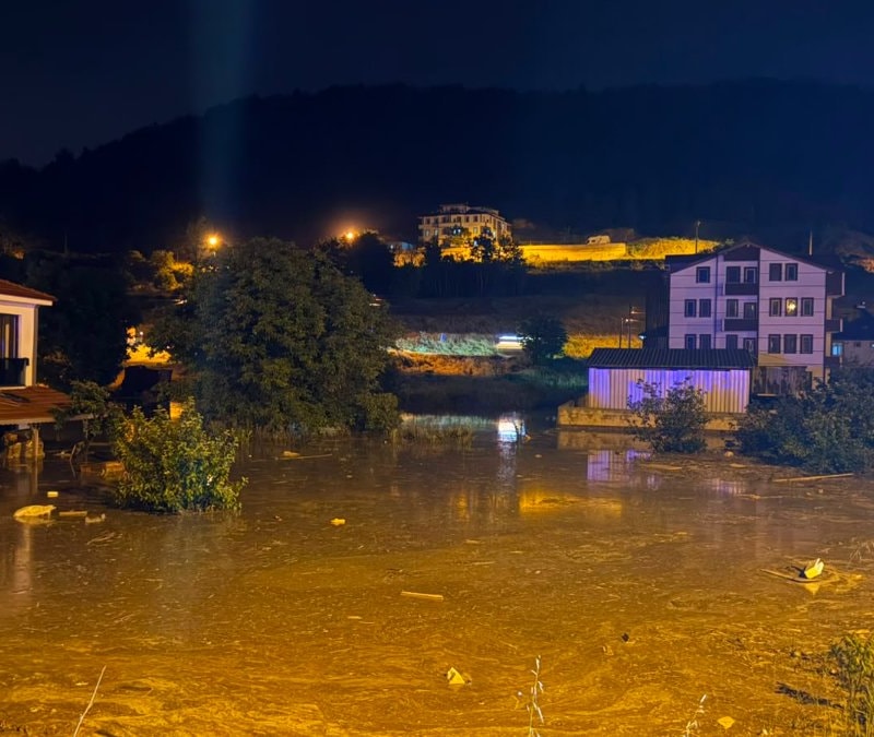 Sakarya’da etkili olan sağanak yağışta dere taştı