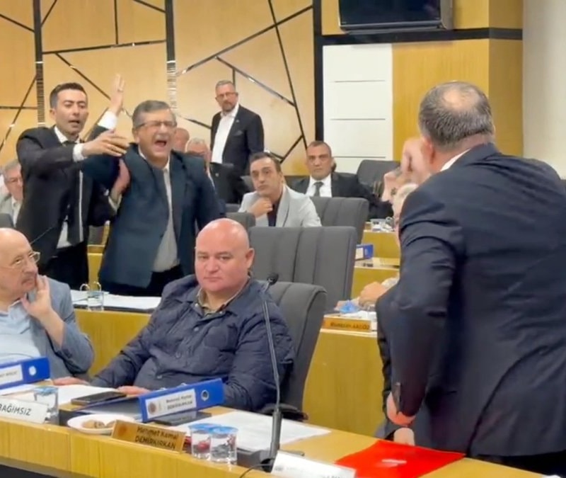 Burcu Köksal'ın AK Parti'ye geçişi sonrası Afyonkarahisar Belediye Meclisi'nde ilk toplantı olaylı geçti
