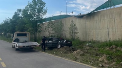 Bilecik'te alkollü sürücü, aracıyla askeri birliğin bahçesine uçtu