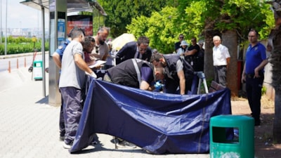 Antalya'da bir kişi otobüs beklediği durakta hayatını kaybetti