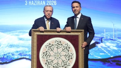 Alparslan Bayraktar, Cumhurbaşkanı Erdoğan'a 'Ya Vedud' tablosunu sundu