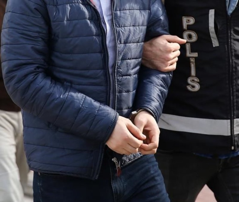 Çankırı'da tekel bayi önünde kendilerini uyaran polise bıçakla saldırdılar