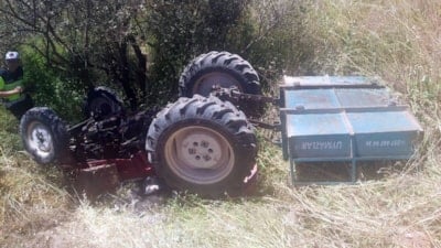 Manisa'da zeytinliğe devrilen traktörün sürücüsü öldü