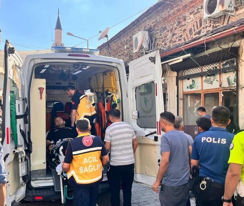 Manisa’da pompalı tüfekli saldırı kamerada: 2 kişi yaralandı