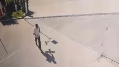 Elazığ'da kargadan kaçarken yere düştüğü anlar kamerada